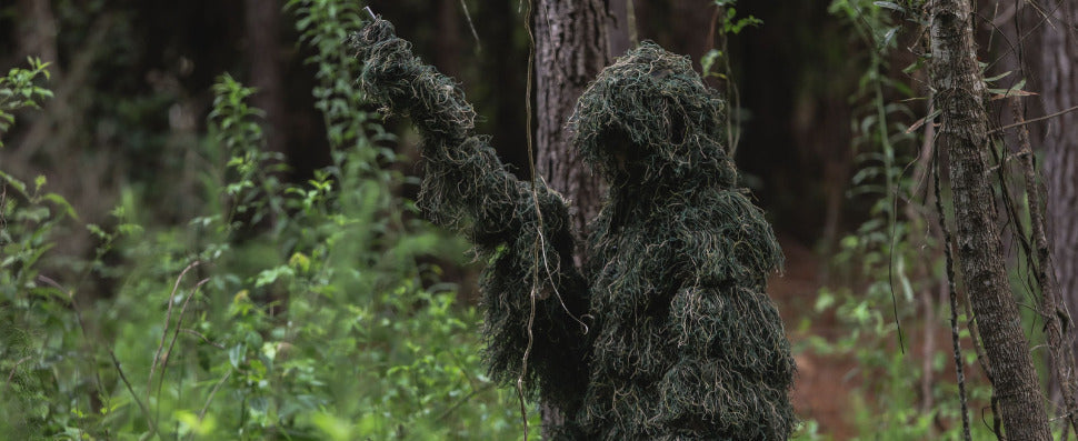 He Almost Climbed Up My Leg!” — A Real Bowhunter’s 8-Yard Encounter in the Ghost Ghillie Poncho